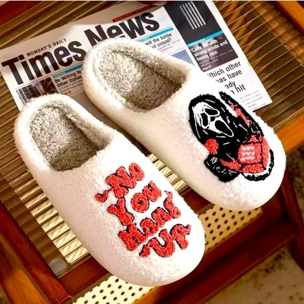 SCREAM “Hang Up” HALLOWEEN Fleece Cozy Shoe Slippers US Size 6.5 - 7 NEW - Picture 4 of 6